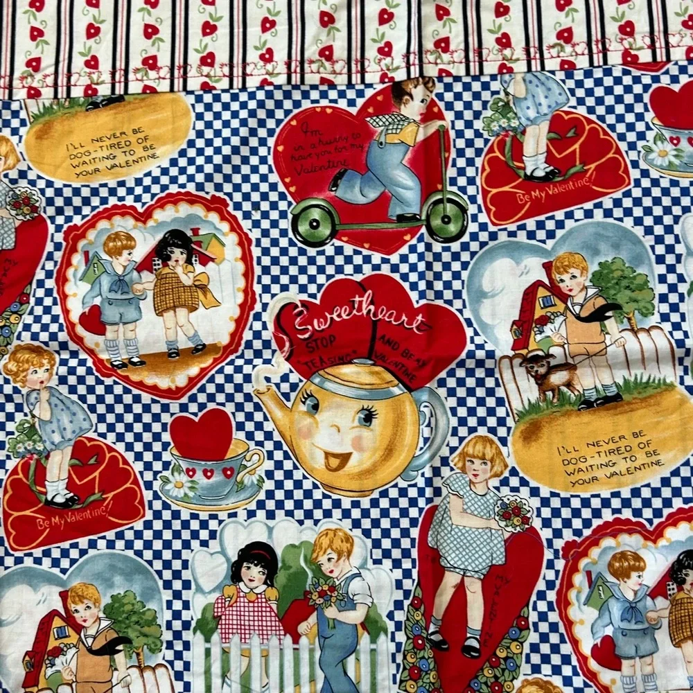 Valentines Day‎ quilted table runner with a vintage-style motif  hearts, gingham